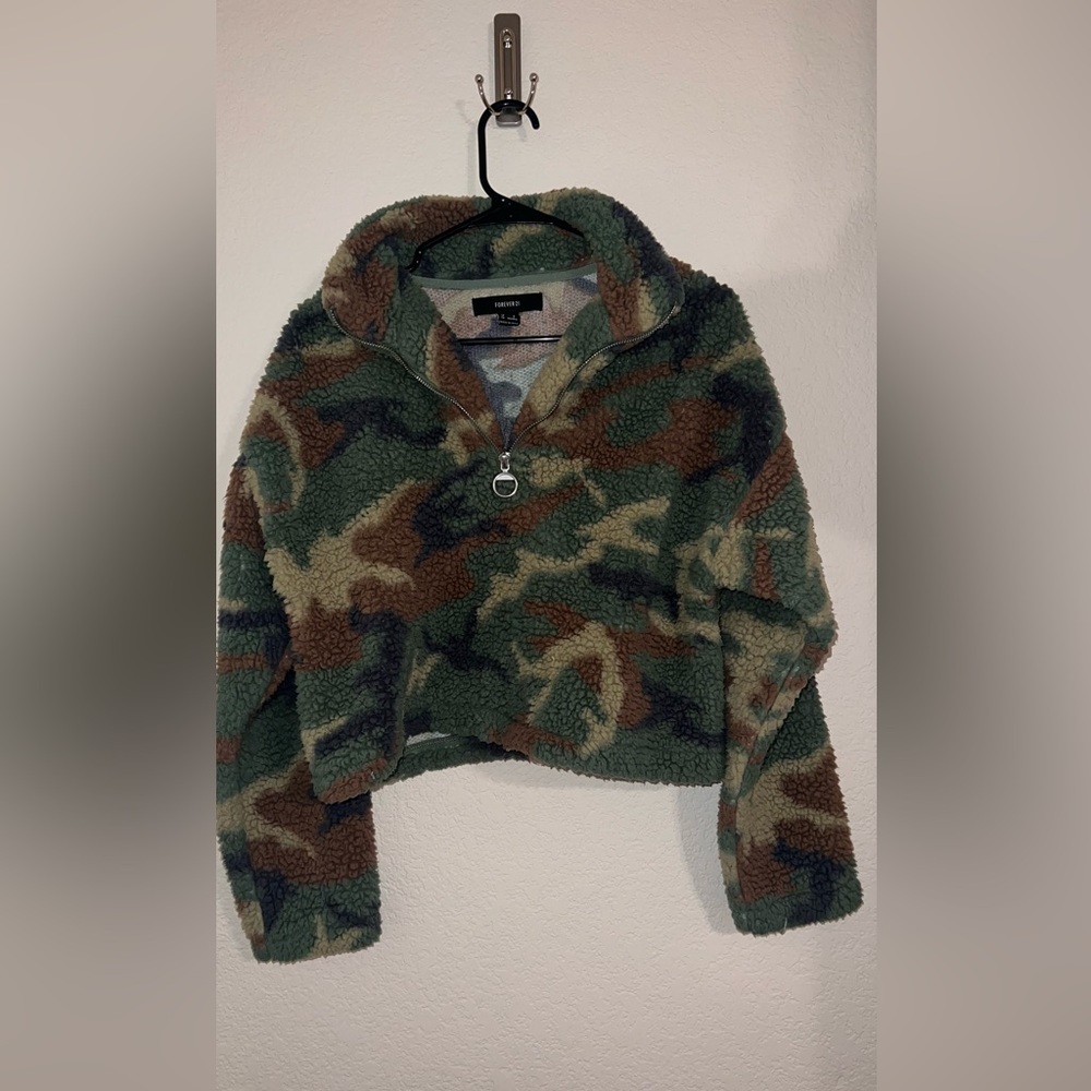 Small Forever 21 Camo Cropped Sweatshirt